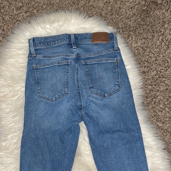 Madewell 10” High-Rise Skinny Button Fly and Ankle Raw Hem Skinny Jeans - Picture 9 of 12
